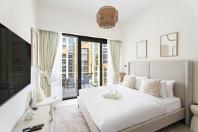 Lux Apartment with a Pool, Gym & Private Balcony